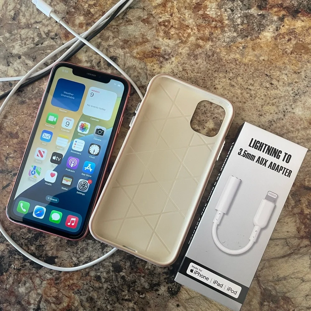 Apple iPhone XR 64 GB Orange in excellent Condition with Case and Aux Adapter